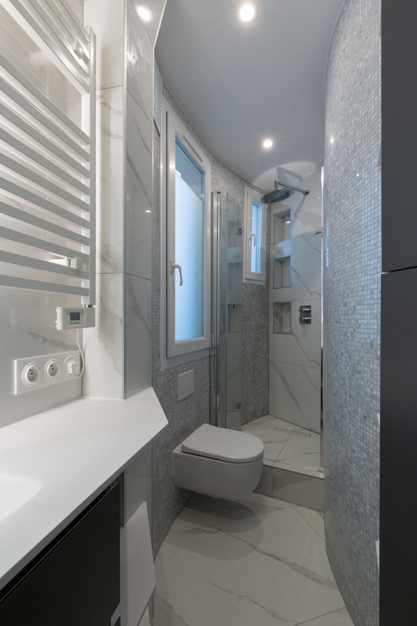 Conception salle de bain moderne petit volume à Paris - LesBains&Cuisines d'Alexandre