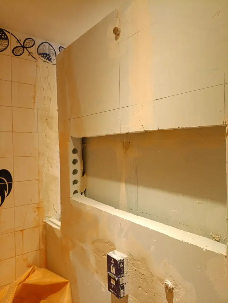 Appartement parisien en cours de rénovation : travaux sur les murs et niche maçonnée — Les Bains & Cuisines d'Alexandre